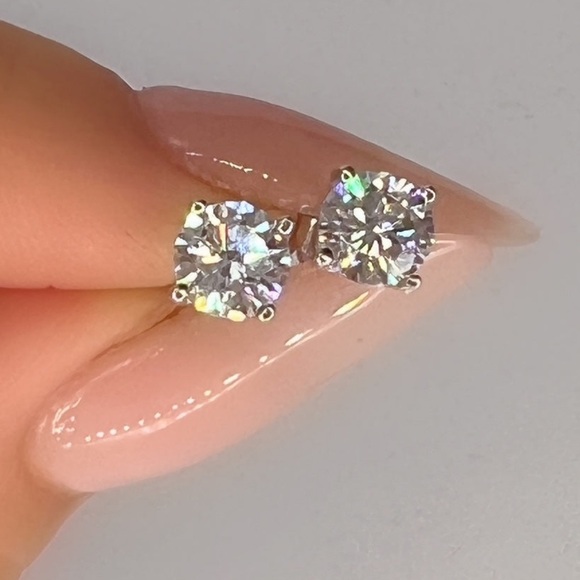 Diamond stud earrings - Picture 3 of 5